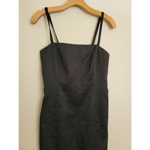 Womens Laundry mini black dress with open back with design. No size tag - Picture 9 of 10